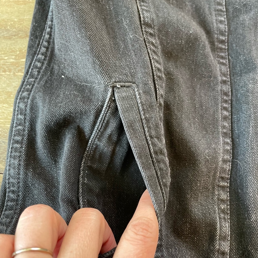 SOLD Madewell | The Oversized Trucker Jean Jacket in
Washed Black | Medium - Picture 9 of 13